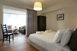 5 Schlafzimmer, Schreibtisch, Bügeleisen/Bügelbrett, Reisekinderbett