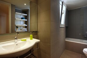 Badewanne, Haartrockner, Handtücher, Seife