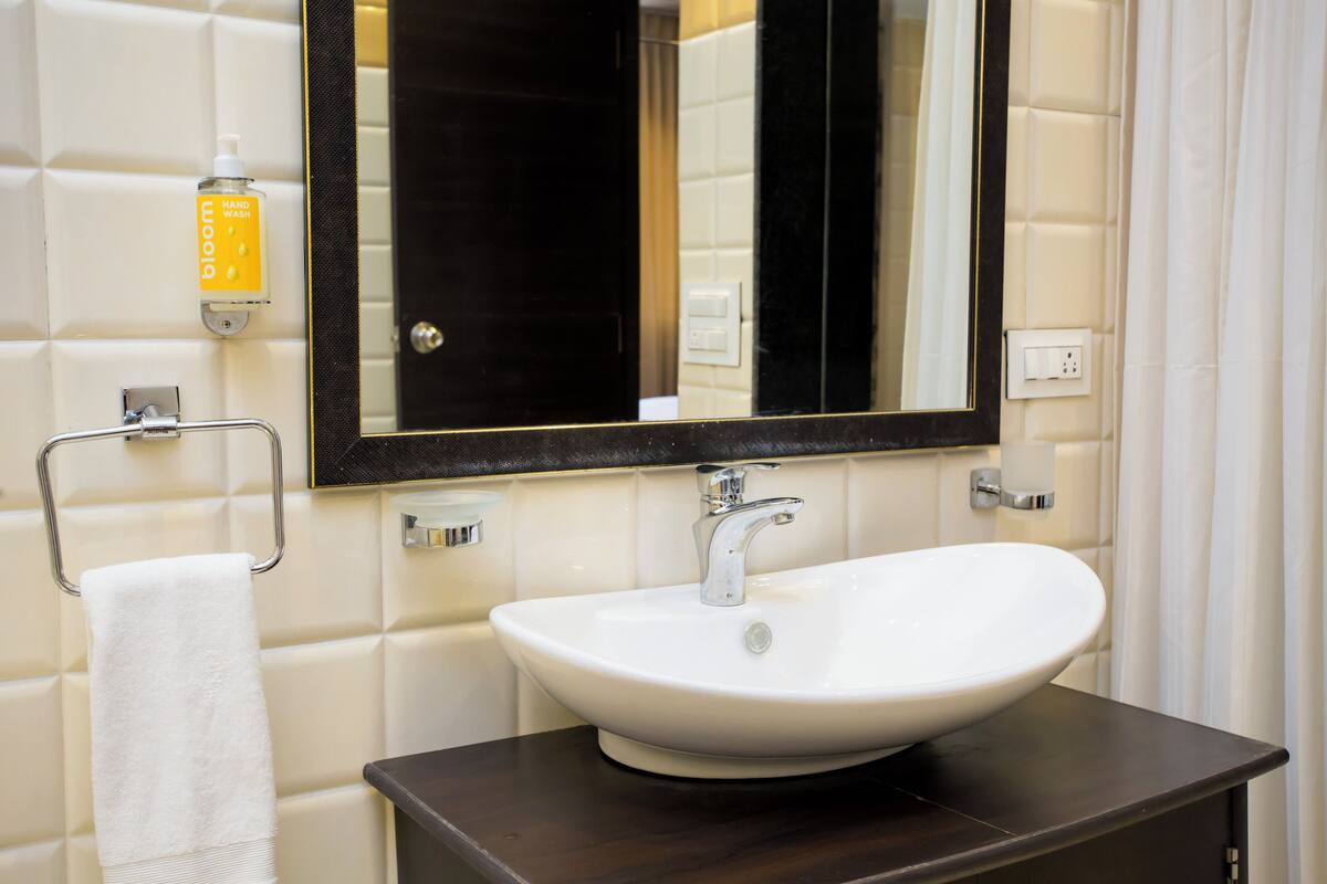 shower, rainfall showerhead, free toiletries, hair dryer