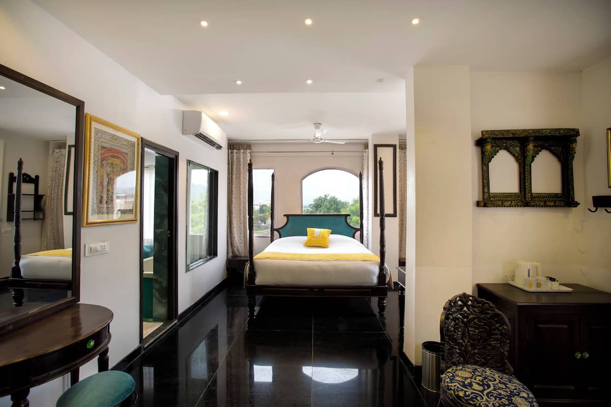 royal suite, 1 king bed, lake view | 1 bedroom, in-room safe, iron/ironing board, rollaway beds