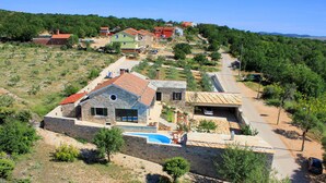 Zona residencial con casas, una piscina y una carretera.