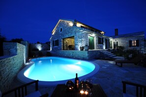 Seasonal outdoor pool, pool umbrellas, sun loungers - Villa Asseria (Benkovac)