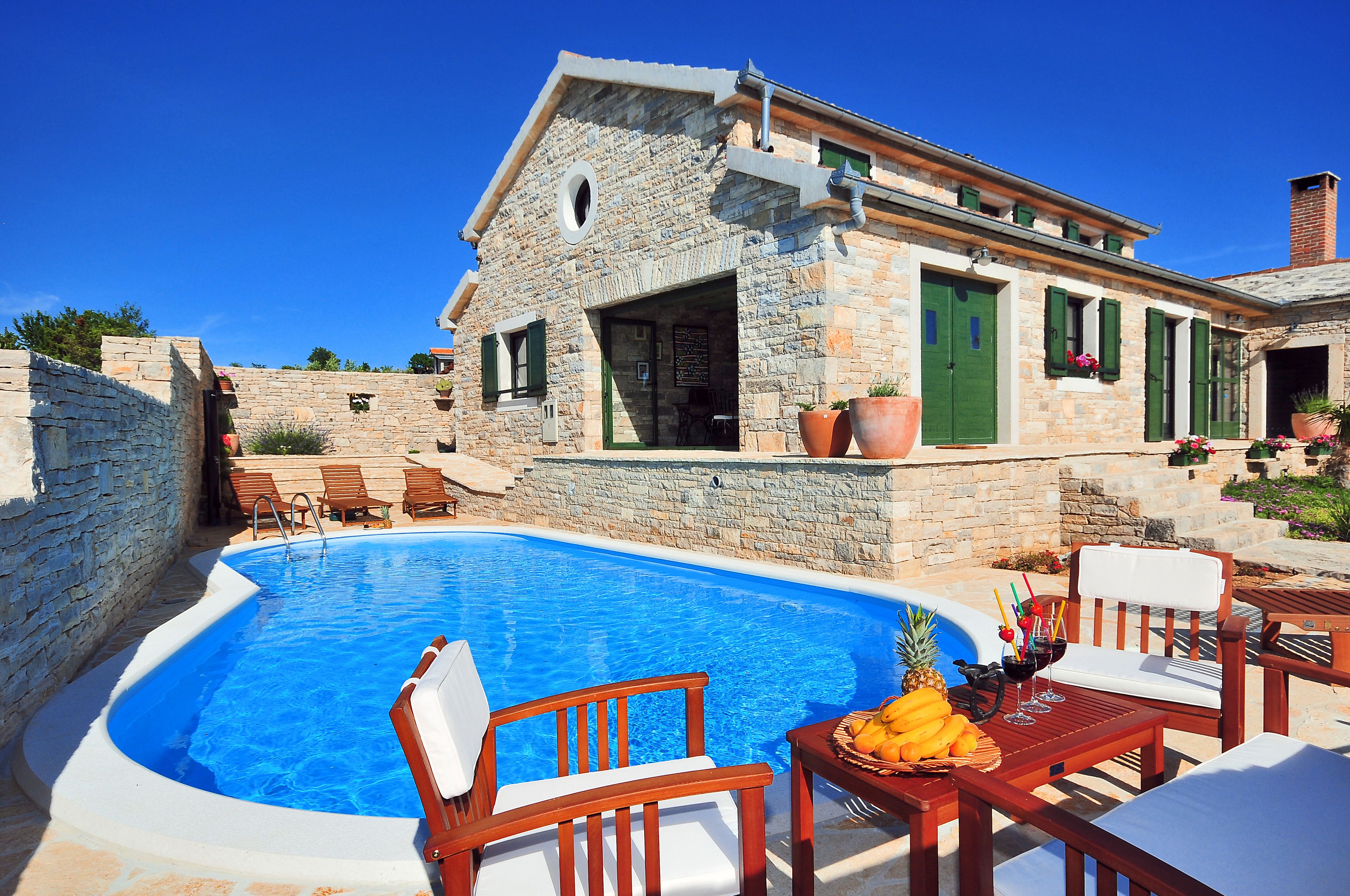 Außenpool (je nach Saison geöffnet), Sonnenschirme, Liegestühle