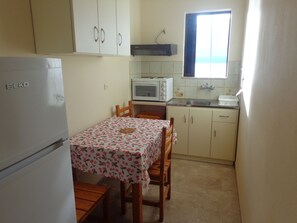 Kjøleskap, ovn, vannkoker og brødrister