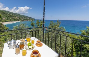 Familieleilighet, flere senger, sjøutsikt | Terrasse/patio