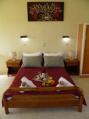 1 bedroom, in-room safe, iron/ironing board, WiFi - TWIN ROOM WITH PRIVATE BALCONY AND SHOWER. GREAT FOR COUPLES WITHOUT CHILDREN.   (Αργυράδες)