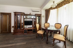 Dining - New upscale 1BD with hand-made furniture. (Київ)