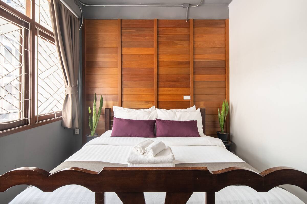Desk, free WiFi, bed sheets