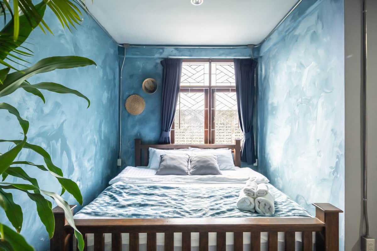 Desk, free WiFi, bed sheets