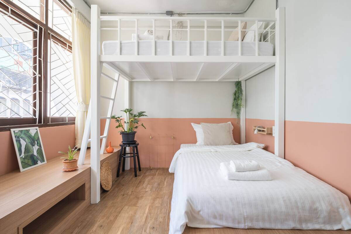 Chambre Design avec lits jumeaux | Bureau, Wi-Fi gratuit, draps fournis