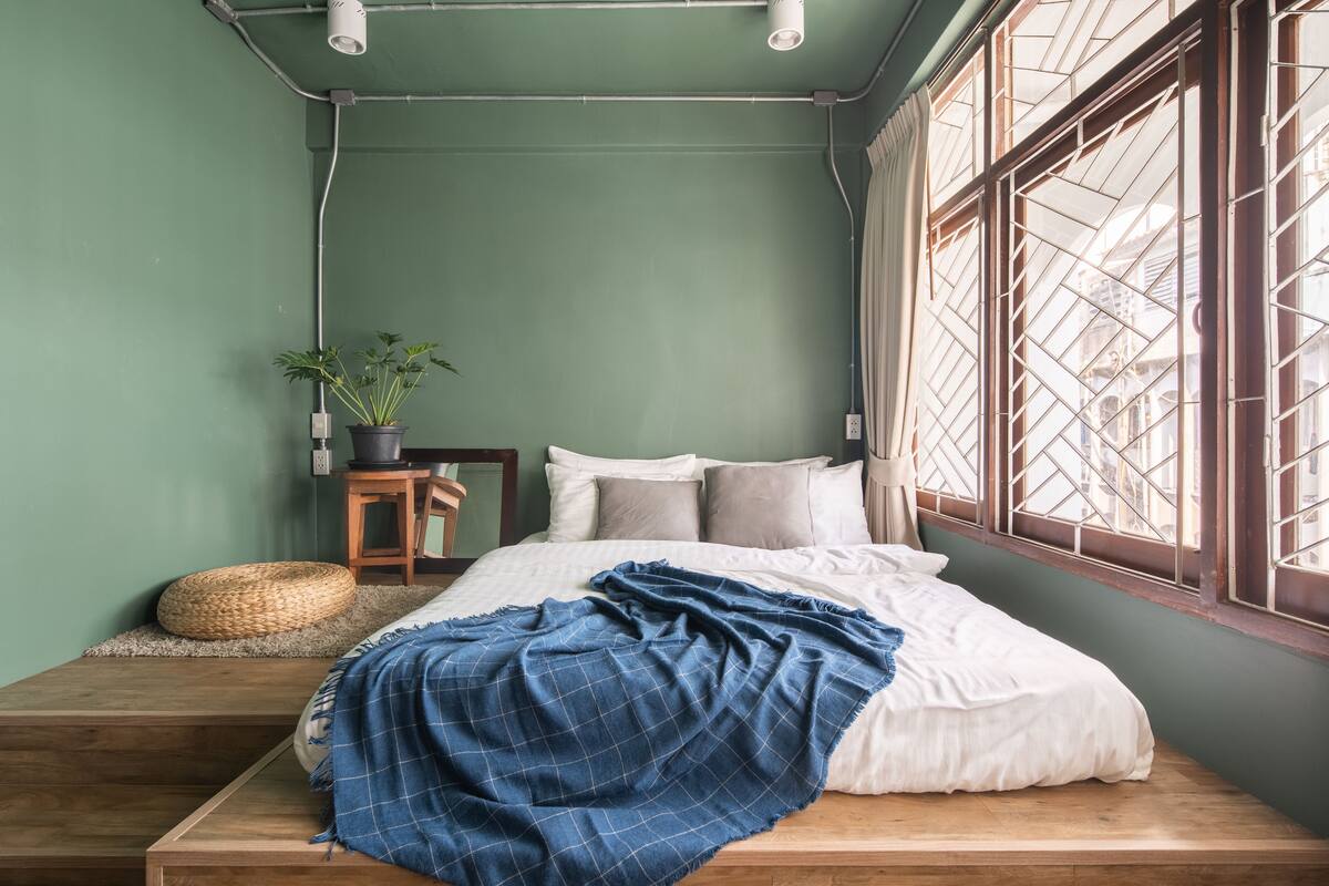 Desk, free WiFi, bed sheets
