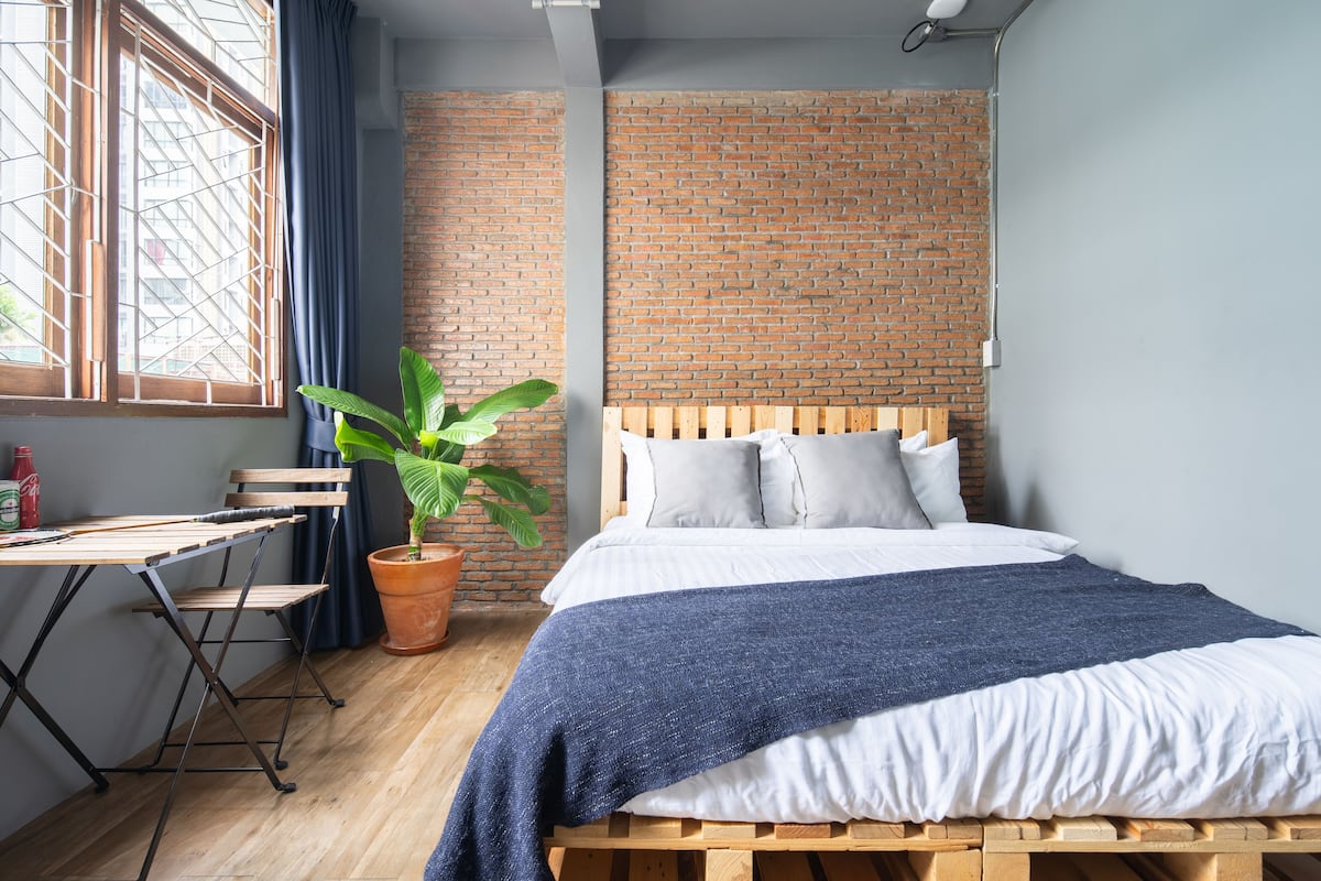 Desk, free WiFi, bed sheets