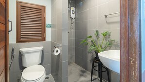 Shower, hair dryer, slippers, bidet - Better Moon Guesthouse (Bangkok)