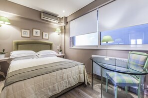 4 quartos, escrivaninha, ferros/tábuas de passar roupa