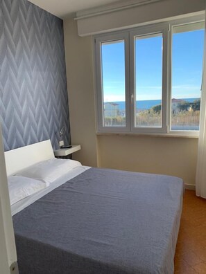 Chambres insonorisées, fer et planche à repasser, draps fournis