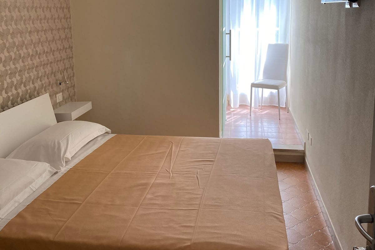 1 habitación, sistema de insonorización y tabla de planchar con plancha