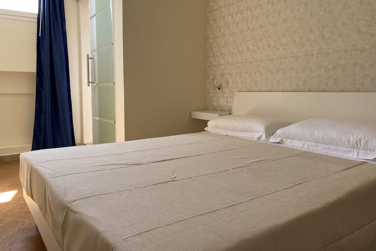 1 habitación, sistema de insonorización y tabla de planchar con plancha