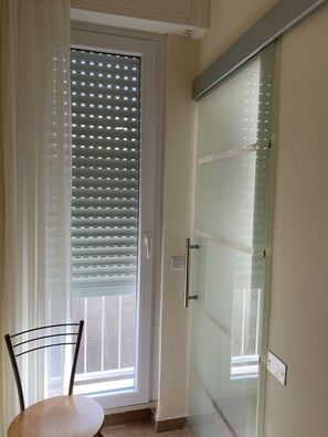 Economy Twin Room | Soundproofing, iron/ironing board, bed sheets