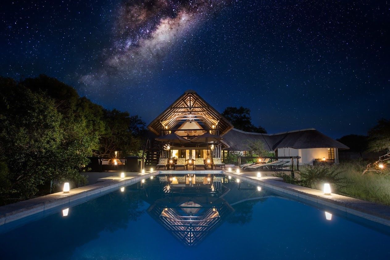 Voorkant accommodatie - avond/nacht