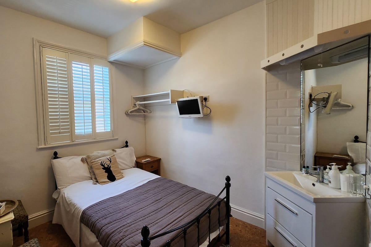 Compact Double Room | Individually decorated, individually furnished, desk, laptop workspace