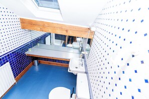 Deluxe Double Room | Bathroom | Shower, free toiletries, hair dryer, towels - OYO Cornerstone Manor Hotel (Sale)