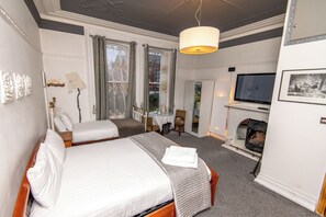 Deluxe Triple Room | Room amenity - OYO Cornerstone Manor Hotel (Sale)
