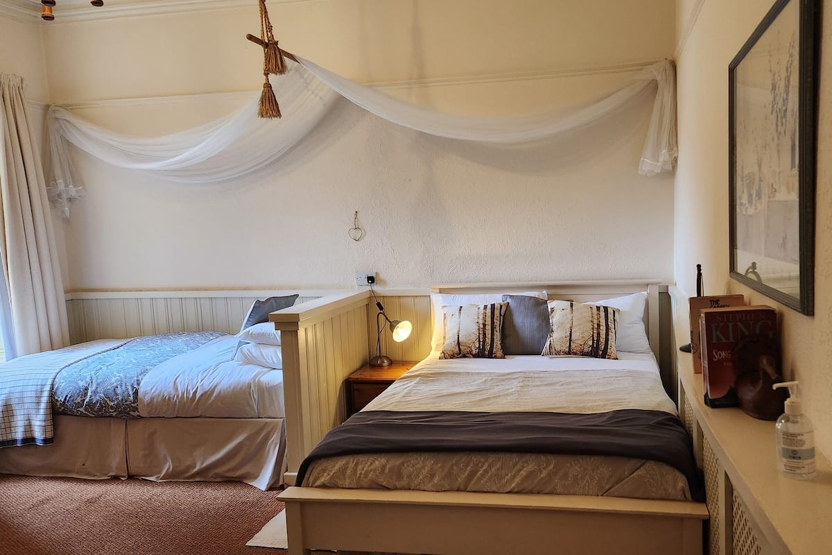 Deluxe Triple Room | Individually decorated, individually furnished, desk, laptop workspace