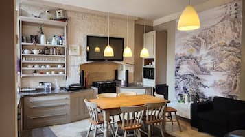 Leilighet, 2 soverom, ikke-røyk | Individuelt dekorert, individuelt innredet og skrivebord