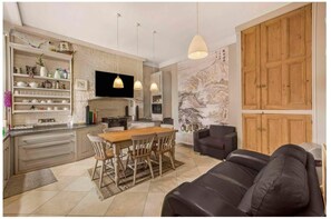 Deluxe dubbelrum | Individuell inredning, unika möbler, skrivbord och arbetsyta för laptop