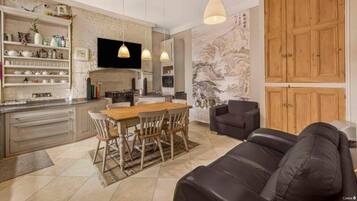 Deluxe Double Room | Individually decorated, individually furnished, desk, laptop workspace