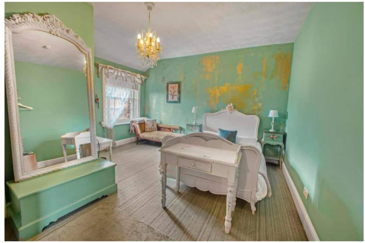 Deluxe Double Room | Individually decorated, individually furnished, desk, laptop workspace
