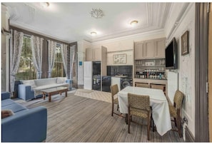 One Bedroom Apartment (3 Guest) | Individually decorated, individually furnished, desk, laptop workspace