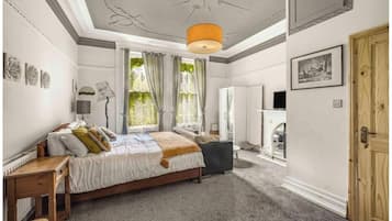 Departamento estándar, 3 camas individuales | Decoración personalizada, muebles diferentes y escritorio