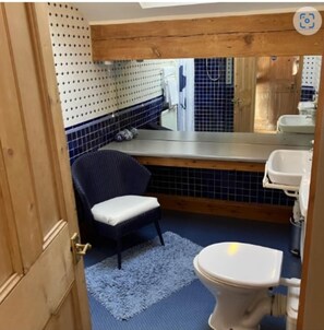 Deluxe Double Room | Bathroom | Shower, free toiletries, hair dryer, towels - OYO Cornerstone Manor Hotel (Sale)