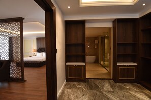 Presidential Suite | Bathroom | Separate tub and shower, deep soaking tub, rainfall showerhead