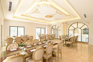 2 restaurants; breakfast, lunch, dinner, and brunch served - Phu Cuong Hotel Ca Mau (Ca Mau)