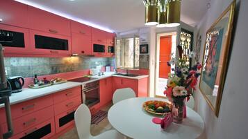 Kühlschrank, Mikrowelle, Ofen, Herdplatte