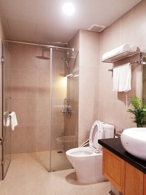 Shower, hydromassage showerhead, designer toiletries, bathrobes - Sekong Apartment (Da Nang)