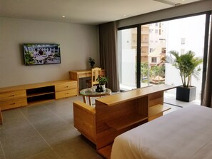 Down duvets, pillow-top beds, desk, laptop workspace - Sekong Apartment (Da Nang)
