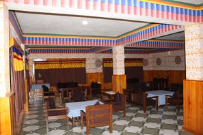 Lobby sitting area - Hotel Kuenphen Norbuding (Wangdue Phodrang)