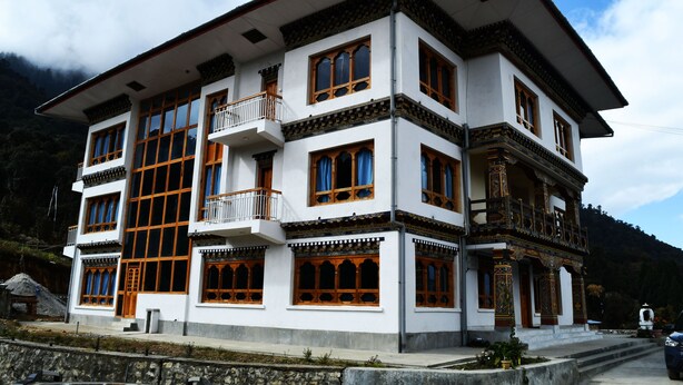 Un edificio de varios pisos con arquitectura tradicional, con balcones y grandes ventanales.