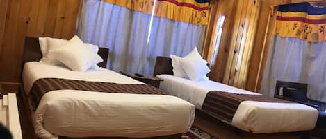 Chambre Deluxe avec lits jumeaux, 2 lits une place, vue colline | Vue de la chambre