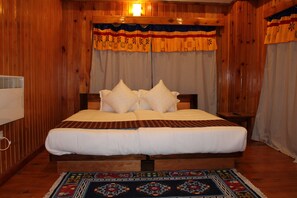 Individually furnished, desk, laptop workspace, cots/infant beds - Hotel Kuenphen Norbuding (Wangdue Phodrang)