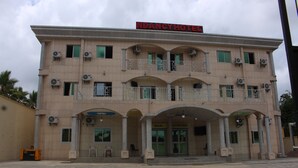 A hotel with a reception area, bar, and multiple balconies. - Ndancy Hotel (Ebolowa)