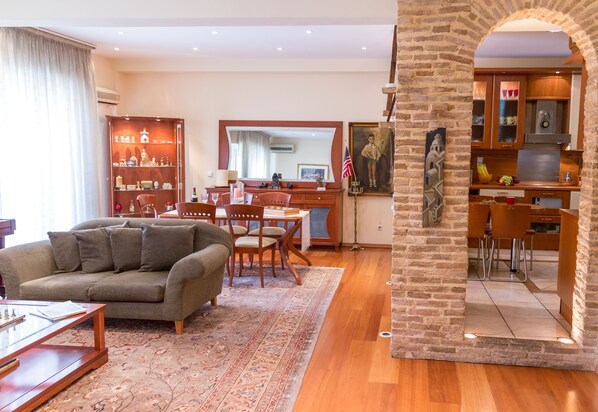 Apartment, 2 Schlafzimmer | Wohnbereich | Flachbildfernseher, DVD-Player