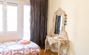 Apartment, 2 Schlafzimmer | 2 Schlafzimmer, schallisolierte Zimmer, Bügeleisen/Bügelbrett