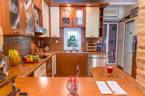 Apartment, 2 Schlafzimmer | Eigene Küche | Großer Kühlschrank, Mikrowelle, Ofen, Herdplatte