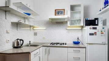 Kühlschrank, Mikrowelle, Ofen, Herdplatte