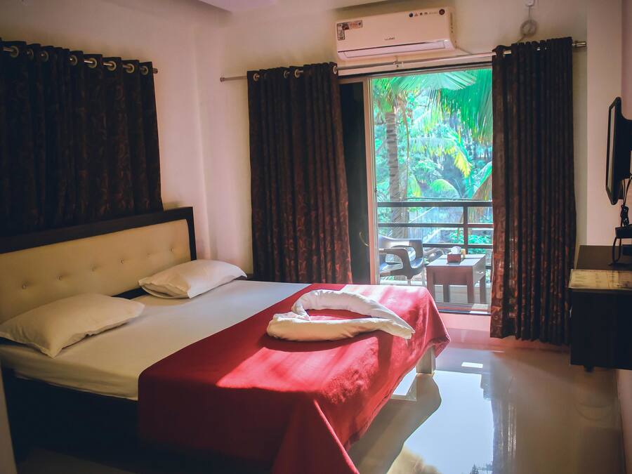 Deluxe Room, 1 King Bed, Garden View | Free WiFi, bed sheets
