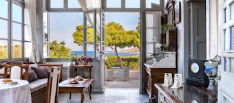 Della Gracia Mansion In Syros Kykladen bis zu 12 Personen.
